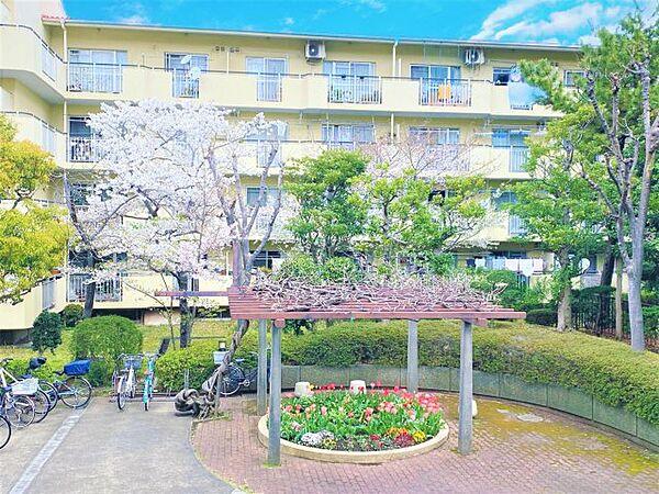 【周辺】【Appearance】　爽やかな青空の下に贅沢なほどに降り注ぐ陽光、豊かな居住性。桜の季節は、バルコニーに居ながらお花見を楽しめます。