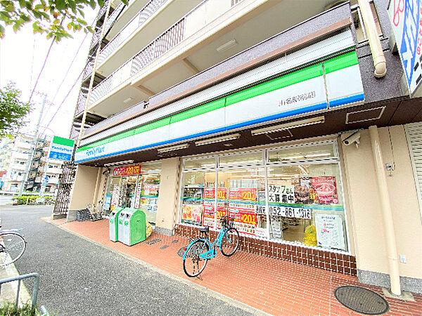 【周辺】コンビニ「ファミリーマート川名駅前店まで567m」