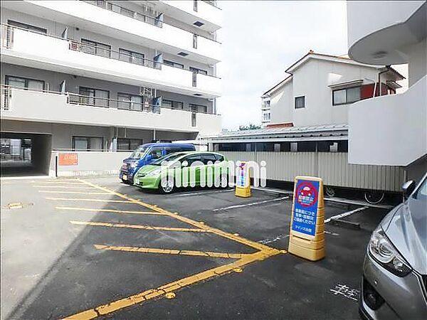 【駐車場】駐車場広く、駐車しやすいです。屋根付きもあり。