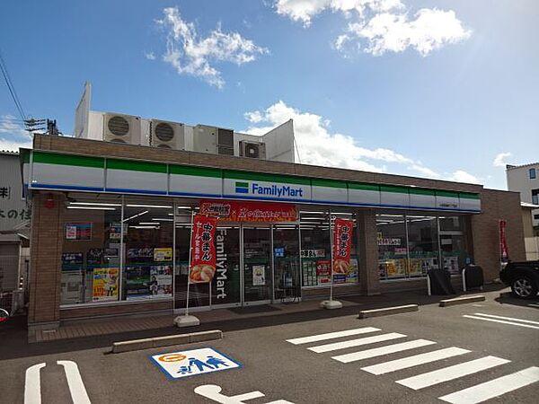 【周辺】コンビニ「ファミリーマート築捨町2丁目店まで620m」