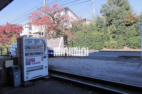 【駐車場】駐車場2ヵ所あります。自販機も置いてありますよ。