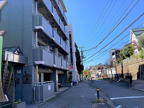 【周辺】東急東横線　「反町」駅徒歩3分の他、京浜東北線「東神奈川」駅など複数路線が利用可能な立地です。マンション周辺は遊歩道が整備されるなど、閑静な住宅地です。