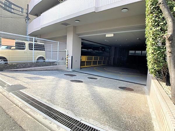 【駐車場】駐車場入口の様子を撮影しました。月額９７００円の専用使用権付き住戸です。