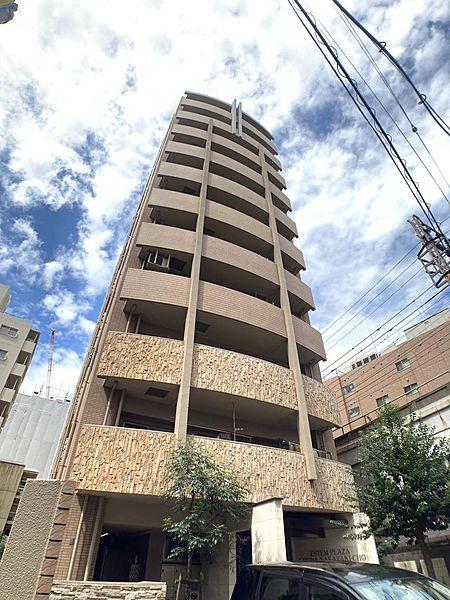 【外観】タイル貼りのお洒落で重厚感のある外観が特徴のエステムプラザ梅田中崎町は、JR大阪環状線沿いの閑静な住宅地に建つ11階建てのマンションです。総戸数は38戸で2004年2月に竣工しました。