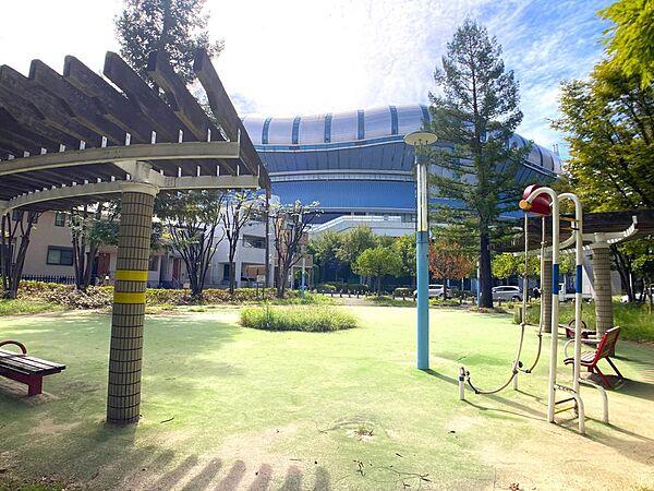 【周辺】マンション目の前に「大阪ドーム北公園」があります。
