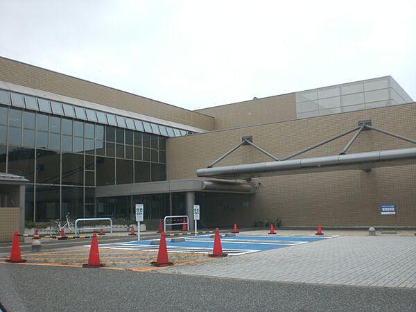 【周辺】図書館「新潟県立図書館まで896m」