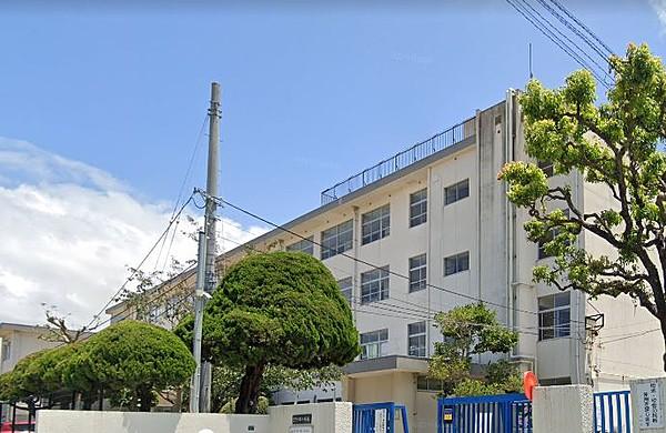 【周辺】福岡市立小笹小学校。620ｍ。徒歩8分。