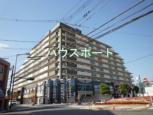 【外観】JR並河駅まで徒歩1分!!　駅のロータリーに面するマンションです