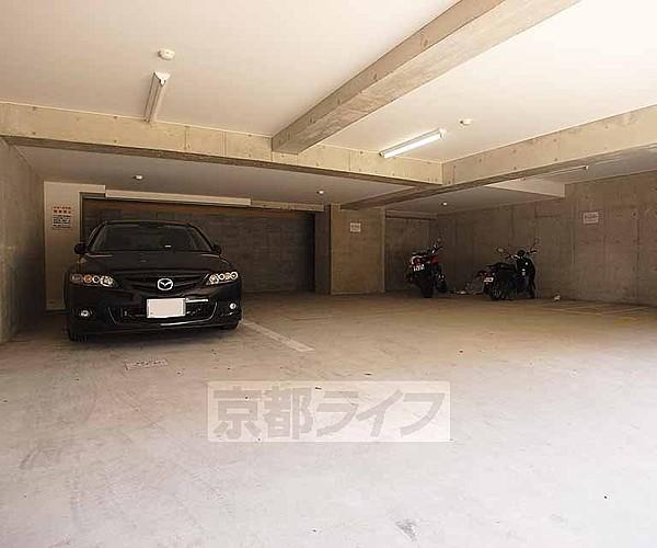 【駐車場】地下ガレージです。