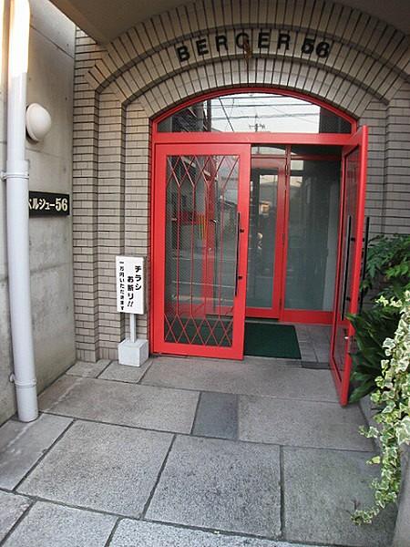 【エントランス】赤いドアが印象的なエントランス