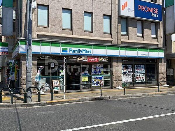 【周辺】ファミリーマート足立綾瀬西口店 徒歩2分。 150m