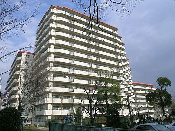 【外観】阪急「雲雀丘花屋敷」駅から徒歩13分、総戸数170戸のマンションです。