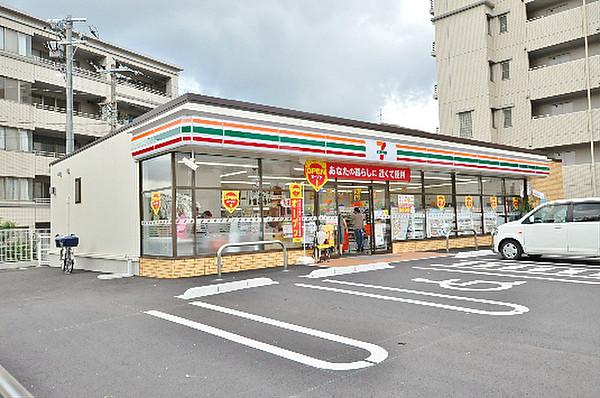 【周辺】セブンイレブン八幡三ケ森電停前店・（234m）
