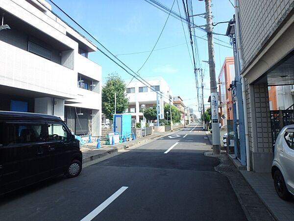 【外観】建物の前面の道路の様子。まっすぐ歩けば中央林間駅です。