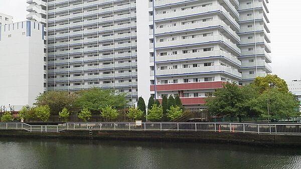 【外観】建物裏にある運河対岸からの写真