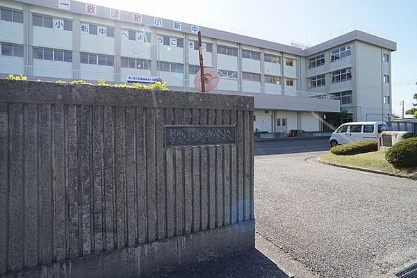 【周辺】新潟市立小新中学校 649m