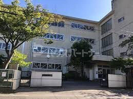 【周辺】松戸市立第三中学校 徒歩12分。 950m