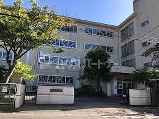 【周辺】松戸市立第三中学校 徒歩9分。 700m