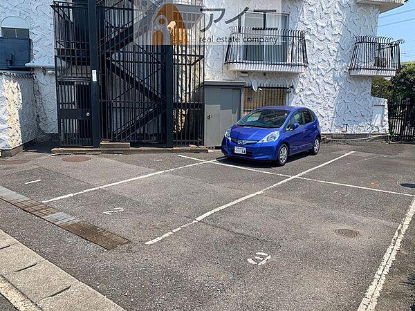 【駐車場】駐車場があるため車通勤の方にも安心なマンションです