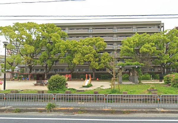【外観】阪急宝塚線「池田」駅徒歩10分。　南側には公園があります。