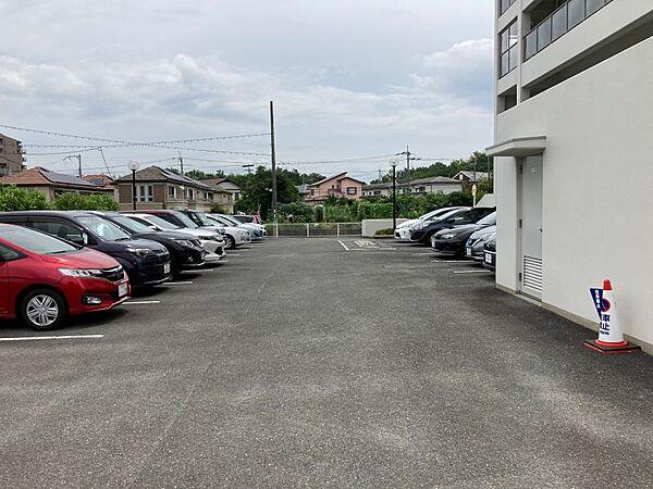 【駐車場】駐車も楽々とできる広々とした駐車場です！