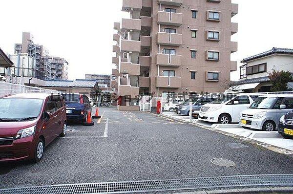 【駐車場】ゆったりとした駐車スペースを確保いたしましたので、大きめのお車でも駐車可能です。