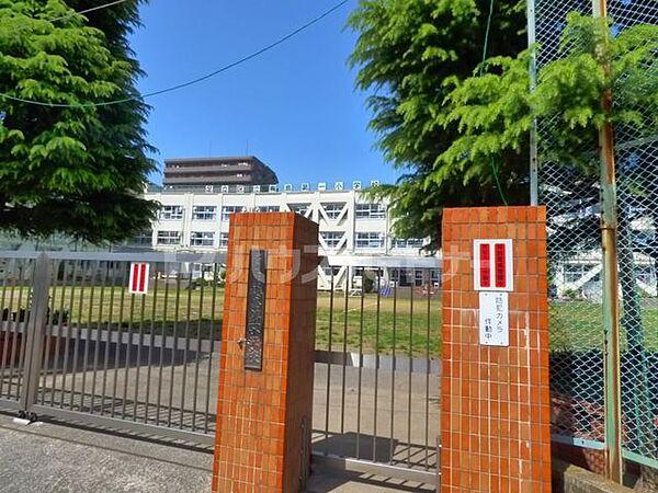 【周辺】足立区立梅島第一小学校 徒歩6分。 450m