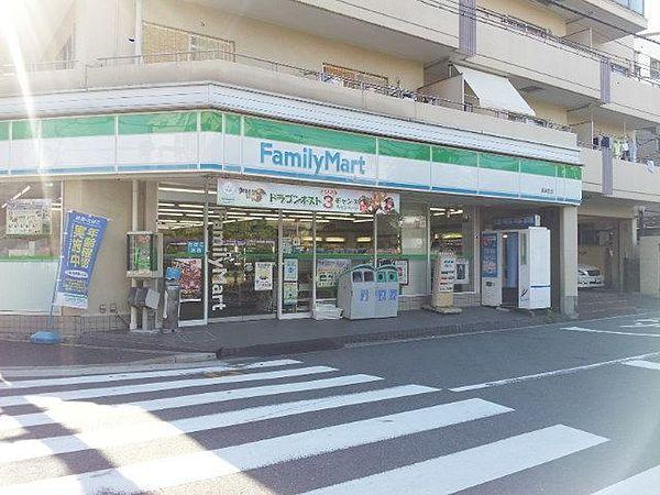 【周辺】コンビニ ファミリーマート長居西店 590m