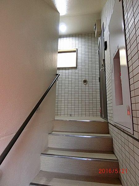 【外観】内廊下と階段