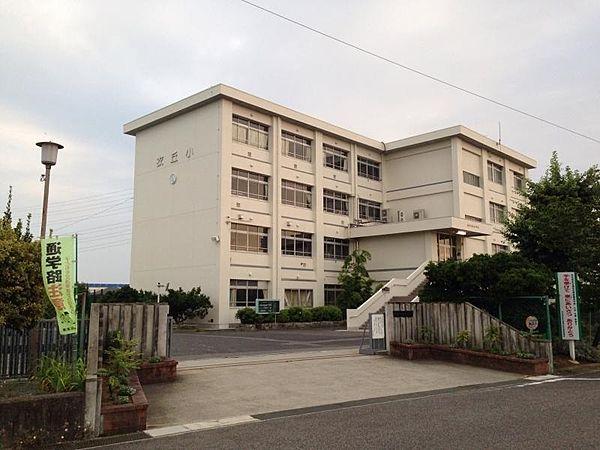 【周辺】豊田市立衣丘小学校 徒歩 約10分（約770m）