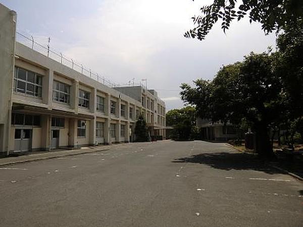 【周辺】福津市立福間小学校（951m）
