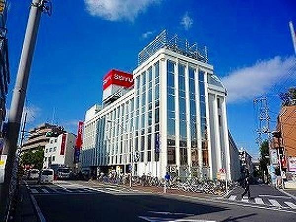 【周辺】ショッピングセンター 660m 西武　武蔵新城店 24時間営業は助かる方もいらっしゃることでしょう。現在はウォルマートの日本法人1963年から続くスーパーマ－ケットです。 