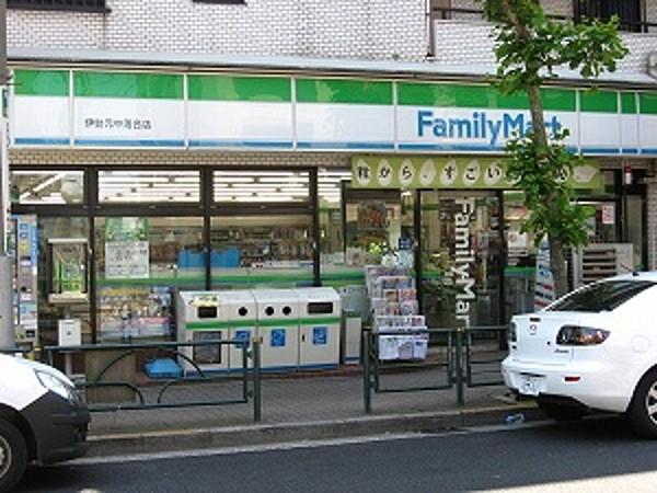 【周辺】ファミリーマート新宿中落合三丁目店 102m