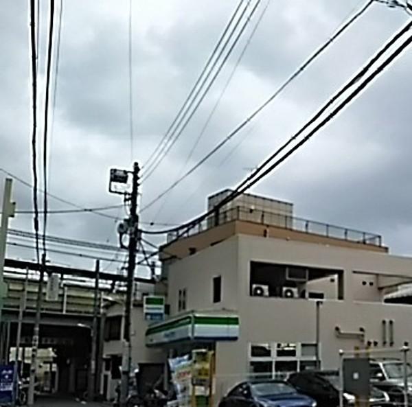 【周辺】ファミリーマート南新宿駅前店 283m