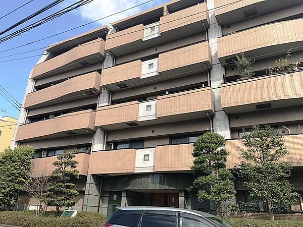 【外観】高級住宅街として知られている成城にある落ち着いた雰囲気のマンション