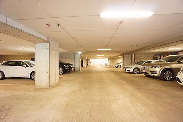 【駐車場】大型車駐車可能　地下平置き場　