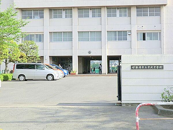 【周辺】【中沢中学校】　先生と生徒のコミニュケーションが良くとれている学校です。雰囲気が良いです。