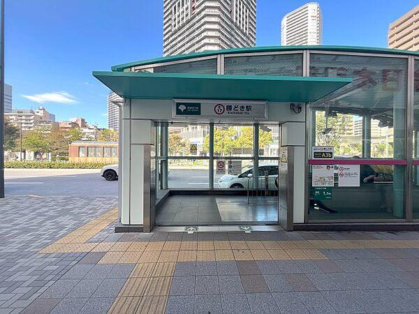 【周辺】大江戸線「勝どき」駅、A3ｂ出入り口前（徒歩1分）。駅直結に近い利便性を享受頂けます。