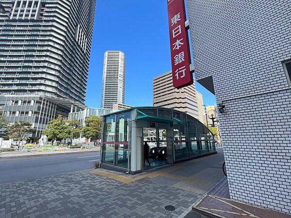 【周辺】マンションの1階に東日本銀行がございます。建物の目の前が、大江戸線「勝どき」駅出入口。