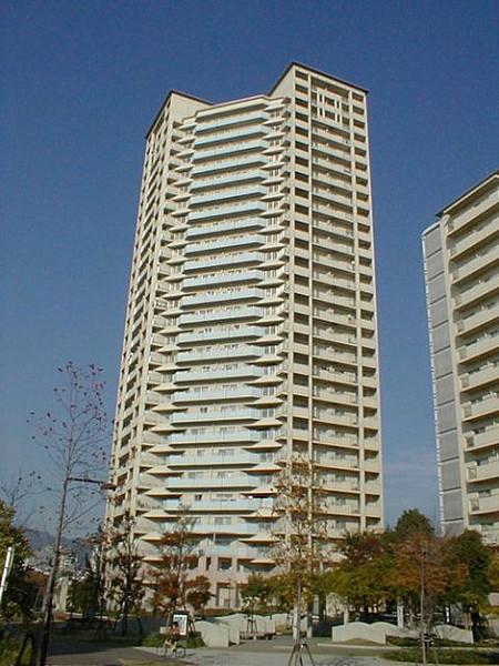 【外観】ゆとりのあるお洒落な暮らしを満喫できる六甲アイランドCITYにそびえる、28階建のタワーマンション。