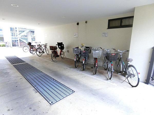 【外観】駐輪場はきちんと整理され、自転車の出し入れもスムーズに行えますね。（最新の空き状況はご確認ください。）