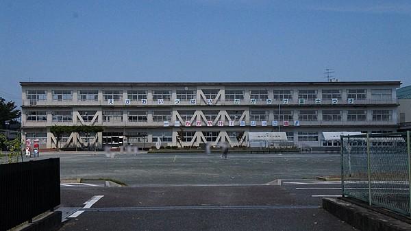 【周辺】富士小学校まで徒歩約13分。（約1040m）