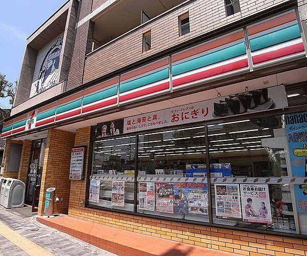 【周辺】セブンイレブン京都千本北大路店まで135m 千本北大路の交差点。バス停も目の前でご利用しやすい立地です。