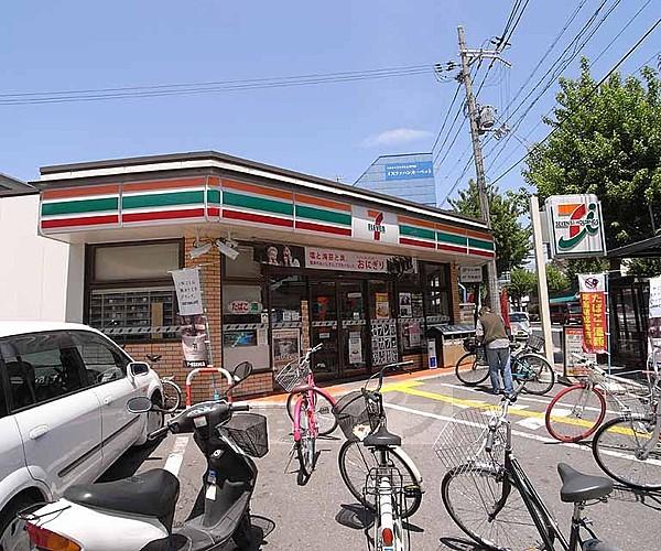 【周辺】セブンイレブン京都堀川北大路店まで60m 堀川北大路の交差点。バス停も目の前でご利用しやすい立地です。