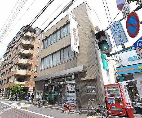 【周辺】京都銀行 金閣寺支店まで747m 飲食店の多いわら天神、ご飲食の前に。