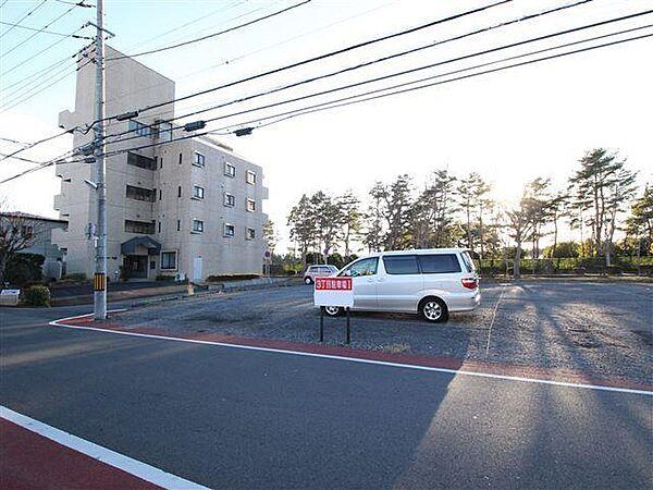 【駐車場】駐車場は建物隣