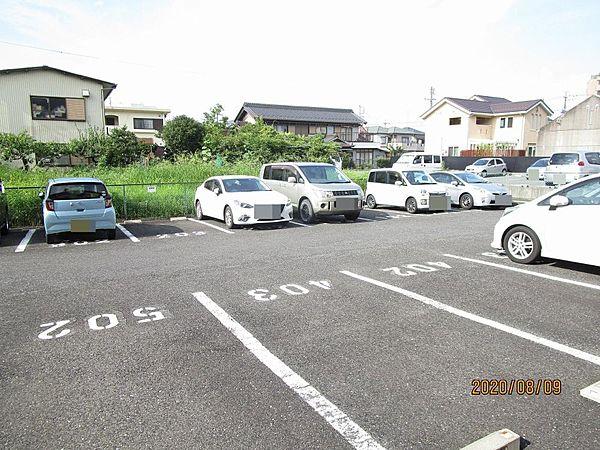 【駐車場】【駐車場】駐車場は、各部屋に1台分割り当てがあり、202番のところに駐車して頂けます。