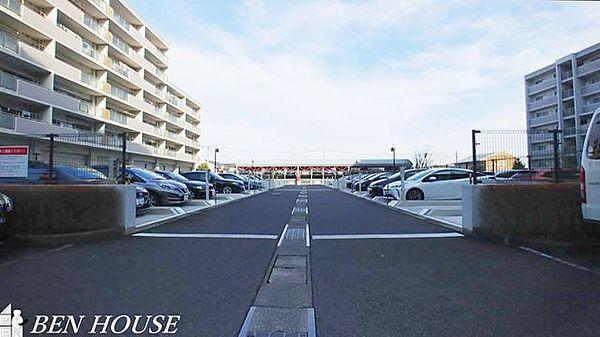 【駐車場】駐車場・前面道路との高低差がないフラットなカースペースなので、スムーズに車庫入れができます。