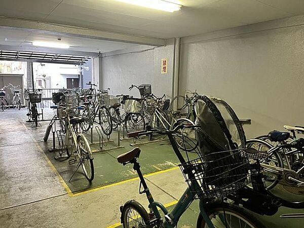 【駐車場】ゆったりとした駐輪場で自転車の出し入れもラクラク。