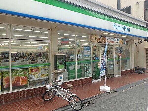 【周辺】ファミリーマート新丸子駅西口店 徒歩2分。 90m
